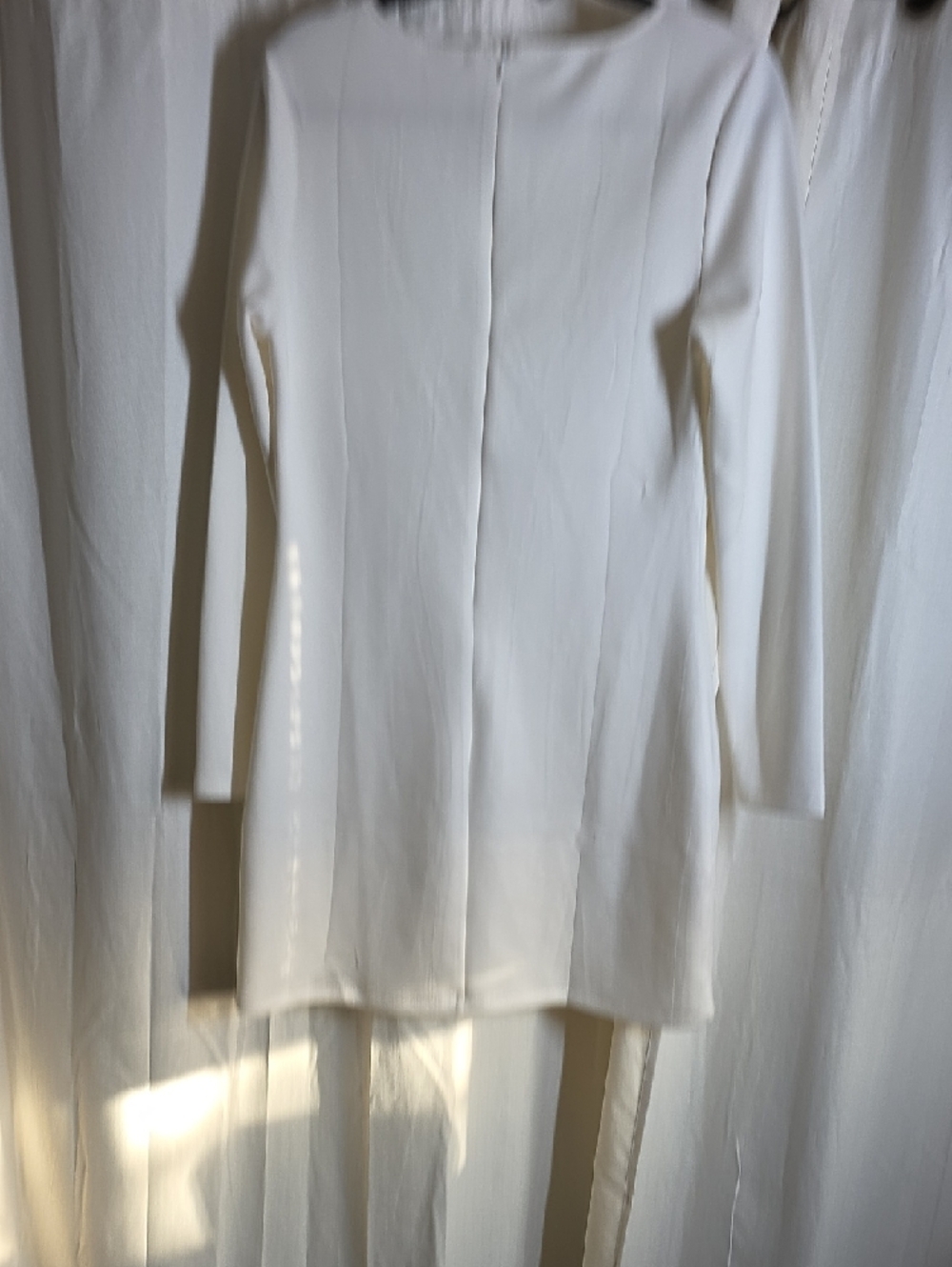 Minimalist White Long-Sleeve Shift Dress - Picture 4 of 4